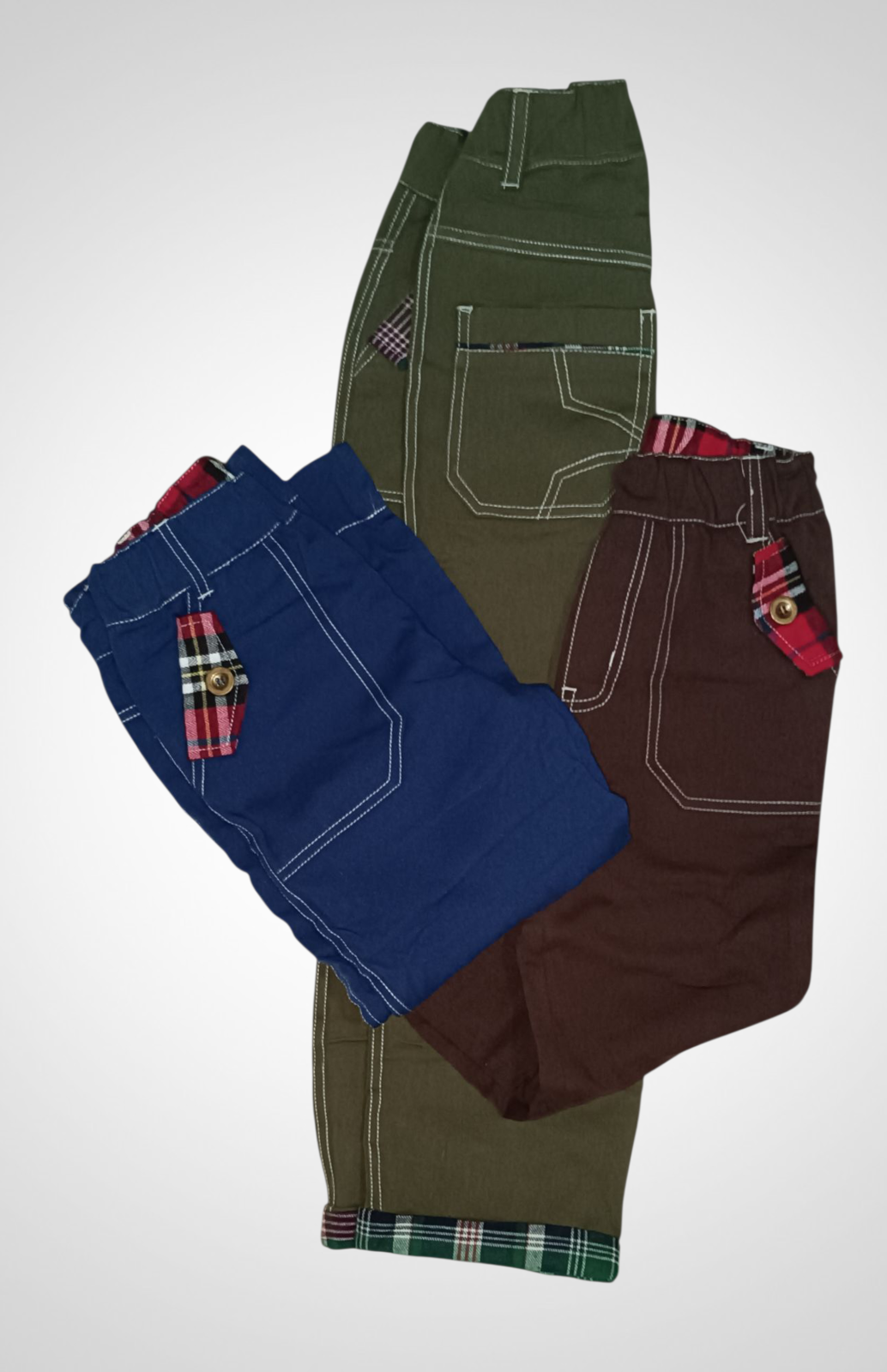 Pantalón con detalle en escoscés